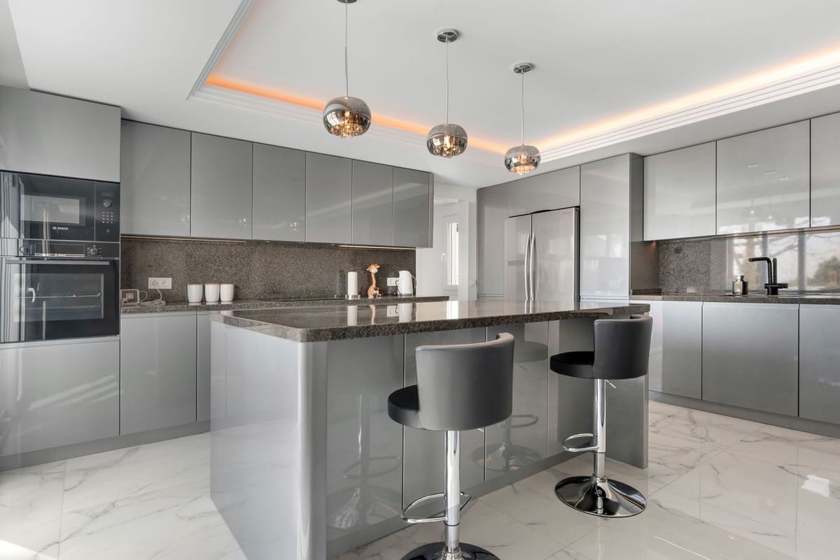 4 bedroom Villa for sale in Benahavis with pool garage - € 1,850,000 (Ref: 8738413)