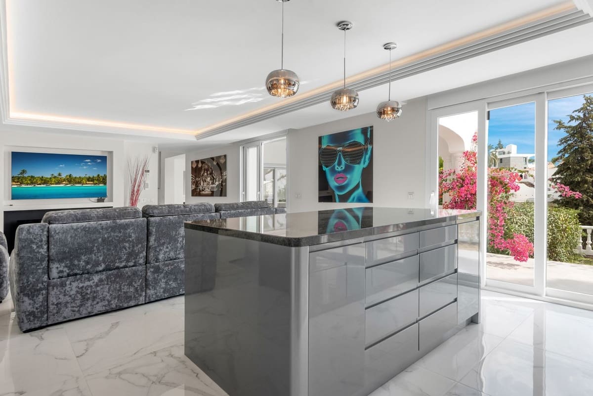 4 bedroom Villa for sale in Benahavis with pool garage - € 1,850,000 (Ref: 8738413)