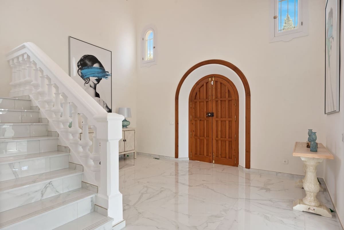 4 bedroom Villa for sale in Benahavis with pool garage - € 1,850,000 (Ref: 8738413)