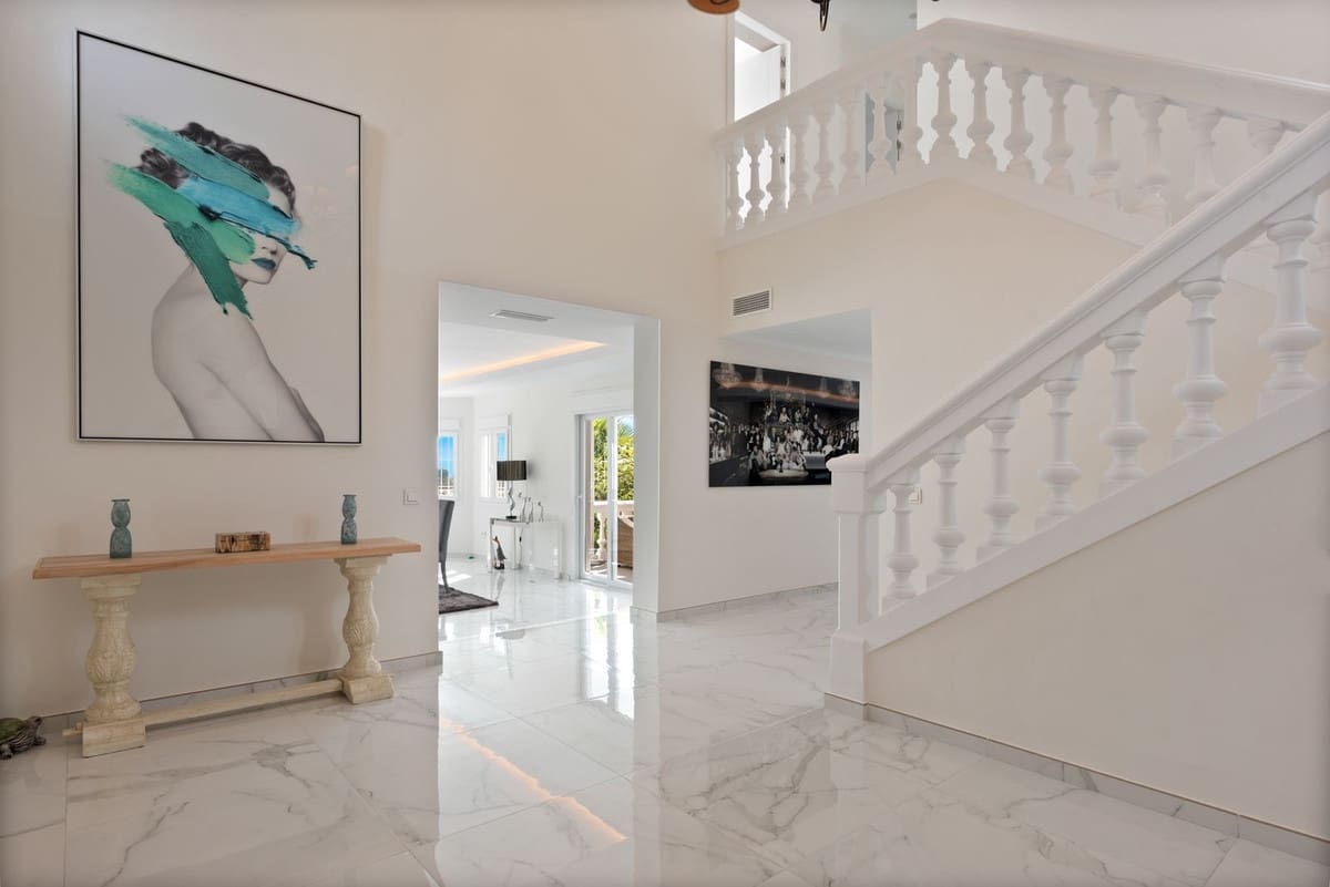 4 bedroom Villa for sale in Benahavis with pool garage - € 1,850,000 (Ref: 8738413)