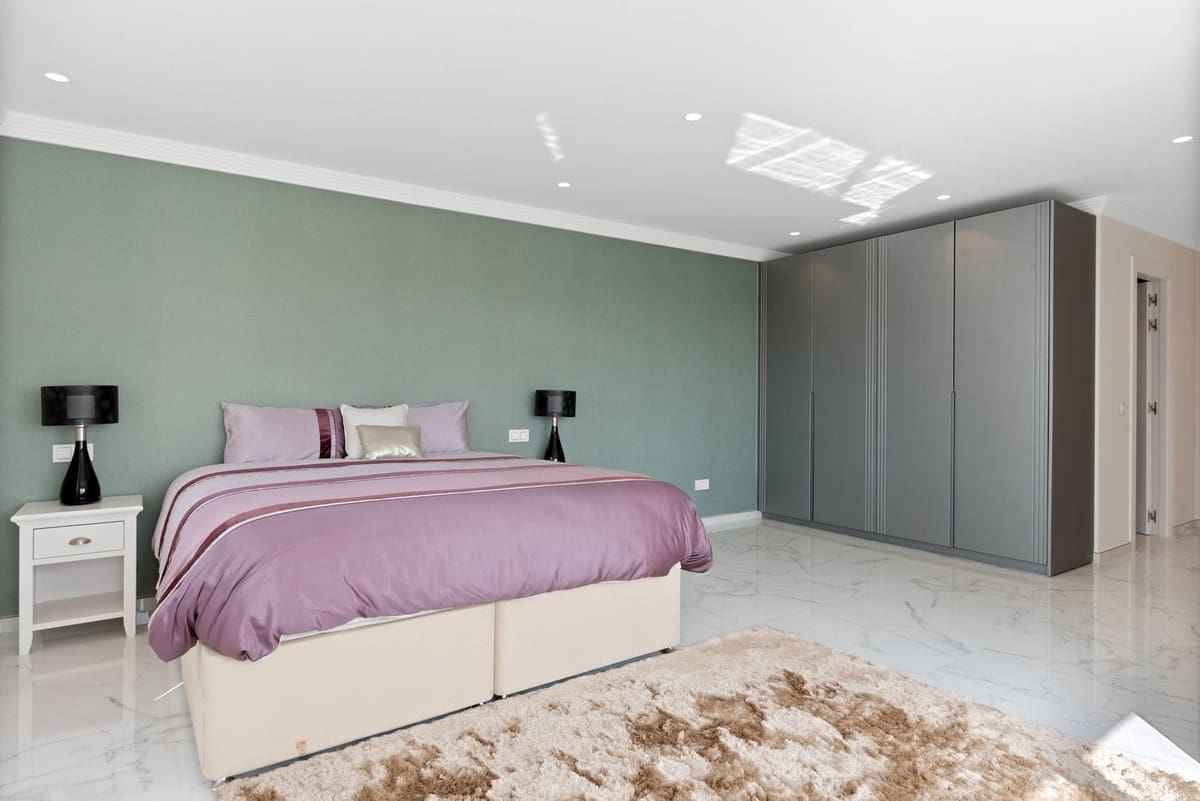 4 bedroom Villa for sale in Benahavis with pool garage - € 1,850,000 (Ref: 8738413)