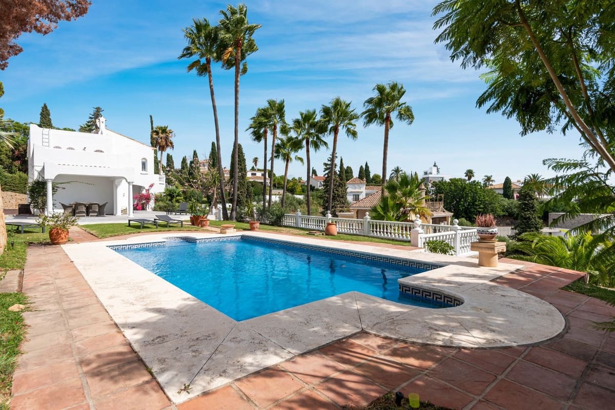 4 bedroom Villa for sale in Benahavis with pool garage - € 1,850,000 (Ref: 8738413)