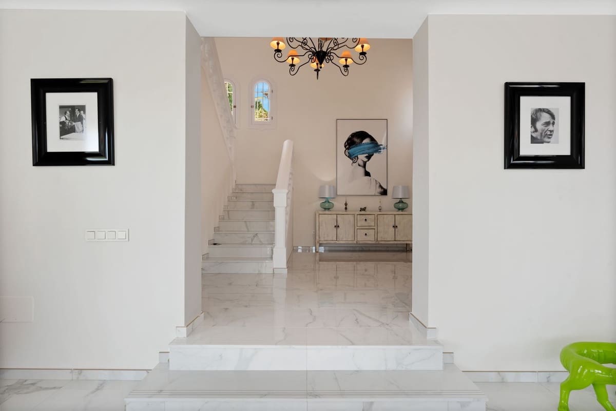 4 bedroom Villa for sale in Benahavis with pool garage - € 1,850,000 (Ref: 8738413)