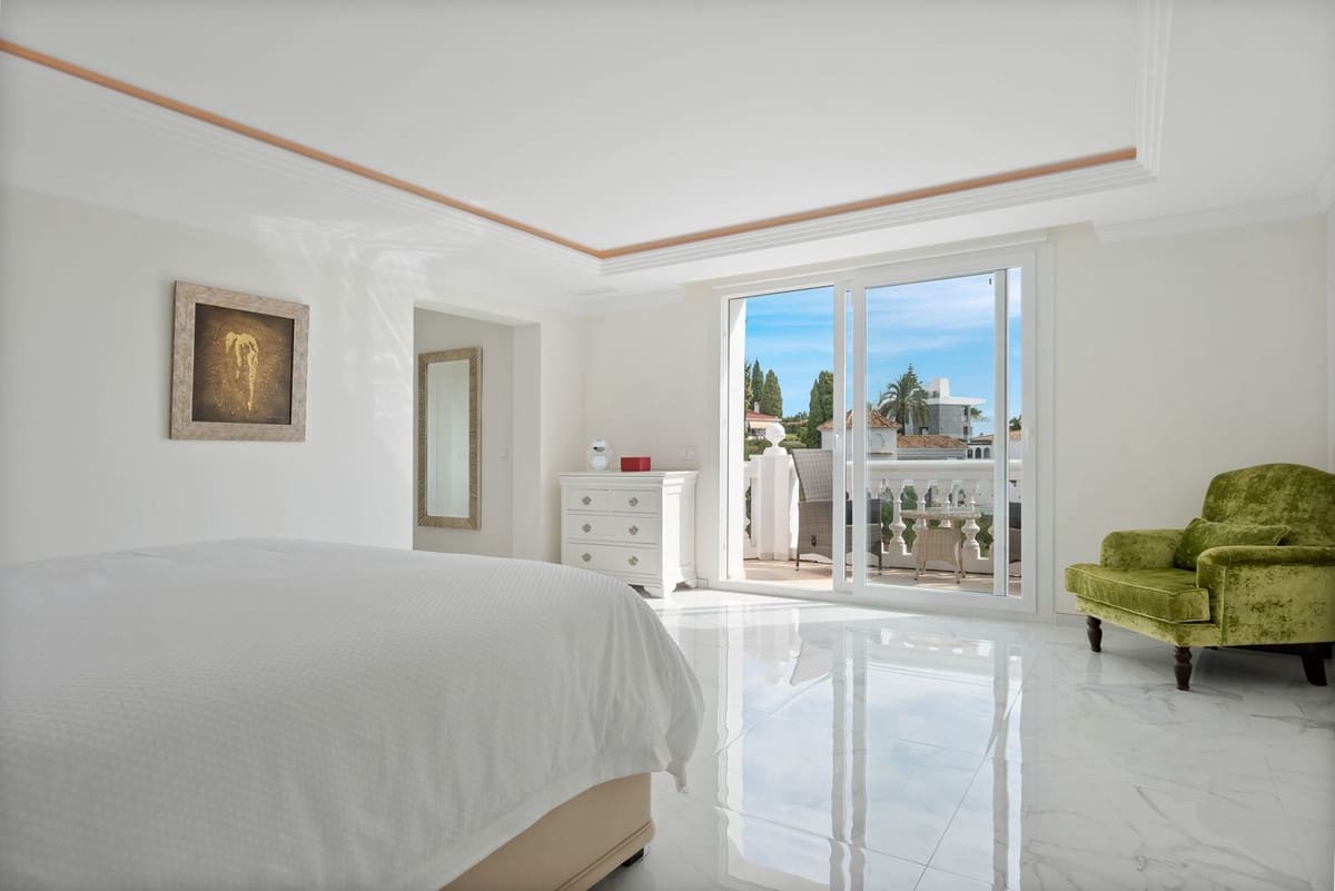 4 bedroom Villa for sale in Benahavis with pool garage - € 1,850,000 (Ref: 8738413)