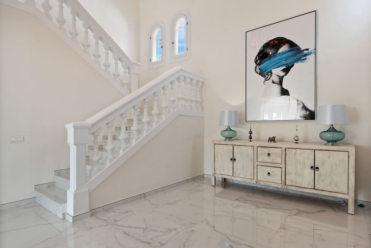 4 bedroom Villa for sale in Benahavis with pool garage - € 1,850,000 (Ref: 8738413)