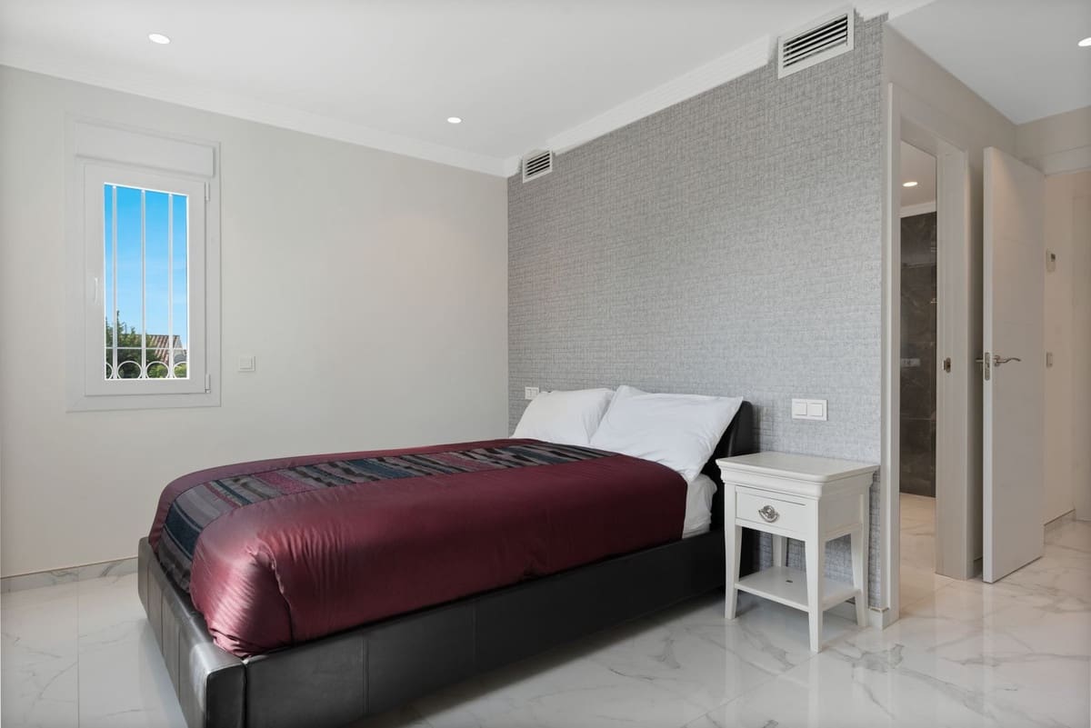 4 bedroom Villa for sale in Benahavis with pool garage - € 1,850,000 (Ref: 8738413)