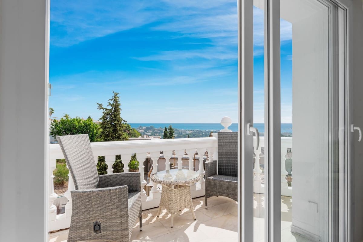 4 bedroom Villa for sale in Benahavis with pool garage - € 1,850,000 (Ref: 8738413)