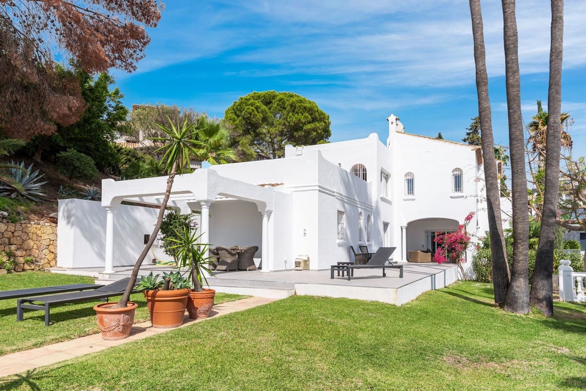 4 bedroom Villa for sale in Benahavis with pool garage - € 1,850,000 (Ref: 8738413)