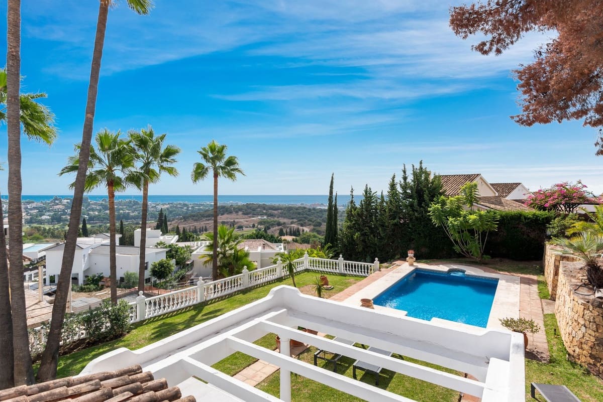 4 bedroom Villa for sale in Benahavis with pool garage - € 1,850,000 (Ref: 8738413)