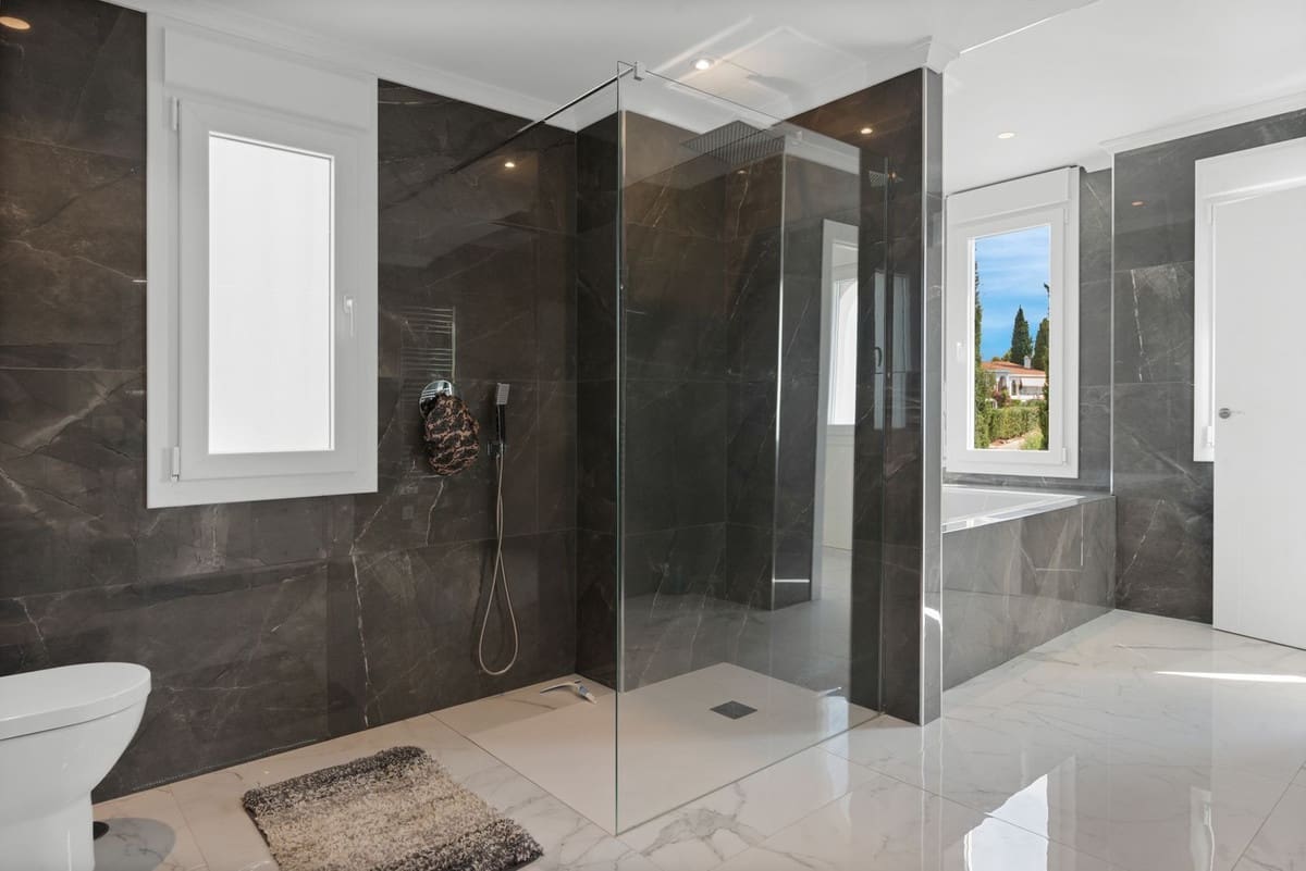 4 bedroom Villa for sale in Benahavis with pool garage - € 1,850,000 (Ref: 8738413)