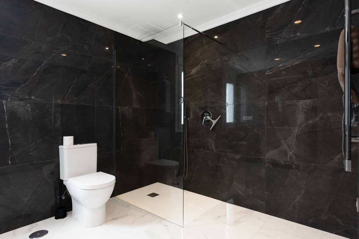 4 bedroom Villa for sale in Benahavis with pool garage - € 1,850,000 (Ref: 8738413)