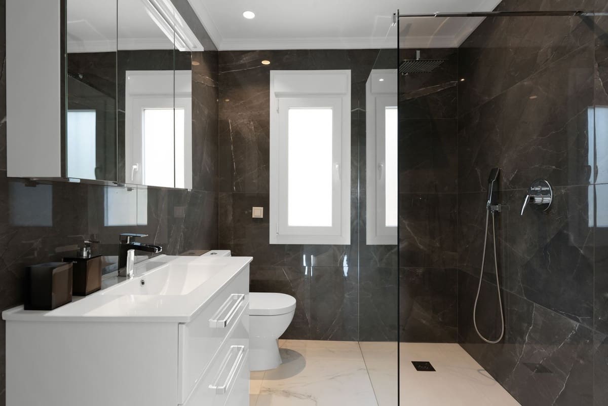 4 bedroom Villa for sale in Benahavis with pool garage - € 1,850,000 (Ref: 8738413)