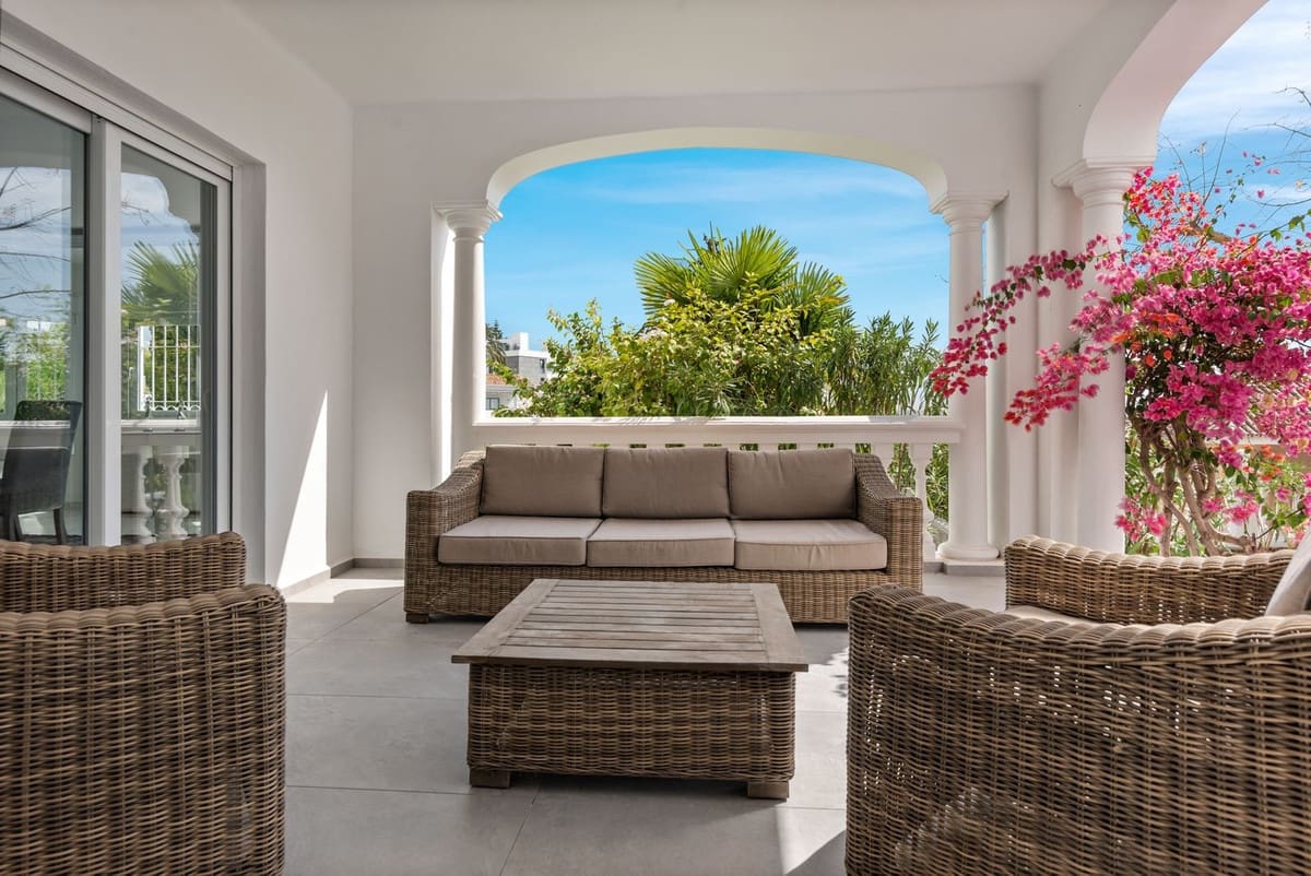 4 bedroom Villa for sale in Benahavis with pool garage - € 1,850,000 (Ref: 8738413)