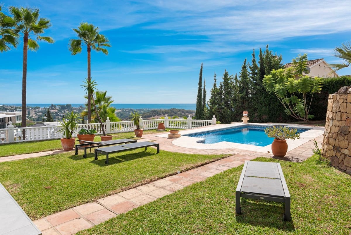 4 bedroom Villa for sale in Benahavis with pool garage - € 1,850,000 (Ref: 8738413)