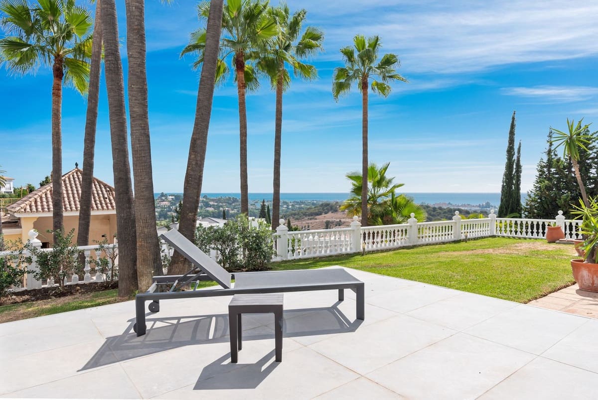 4 bedroom Villa for sale in Benahavis with pool garage - € 1,850,000 (Ref: 8738413)