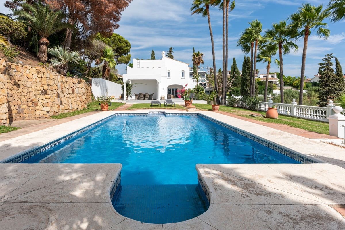 4 bedroom Villa for sale in Benahavis with pool garage - € 1,850,000 (Ref: 8738413)