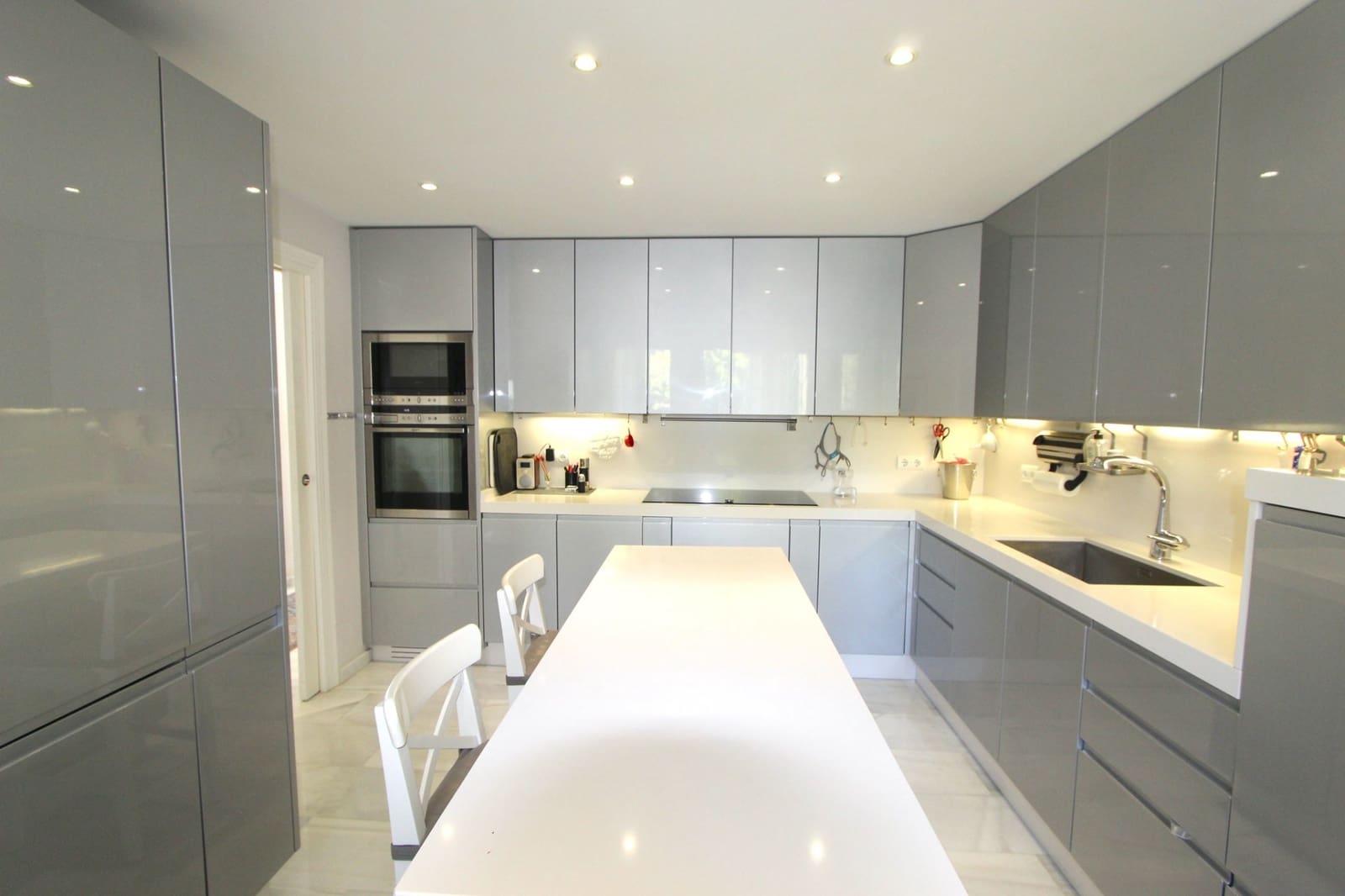 3 bedroom Apartment for sale in Marbella - € 1,200,000 (Ref: 8773290)