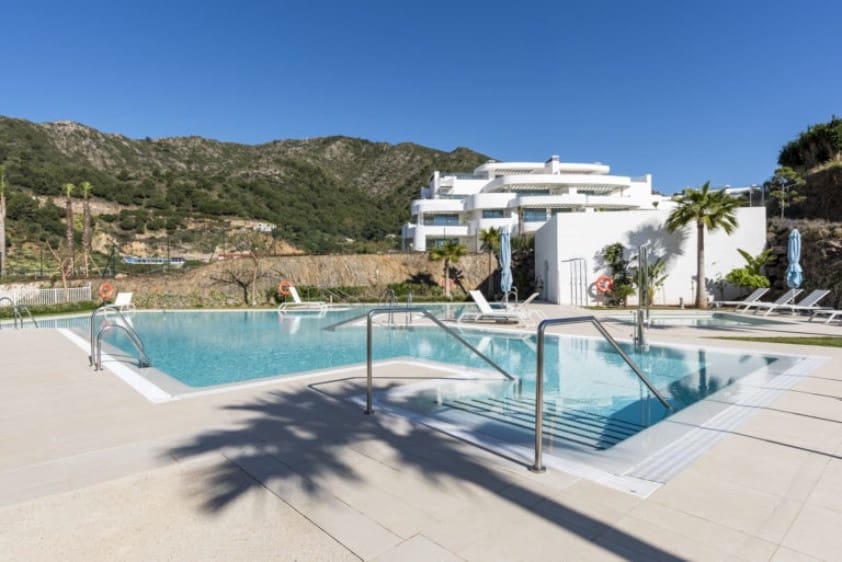3 sypialnia Apartament na sprzedaż w Marbella z basenem garażem - 1 325 000 € (Ref: 8773293)