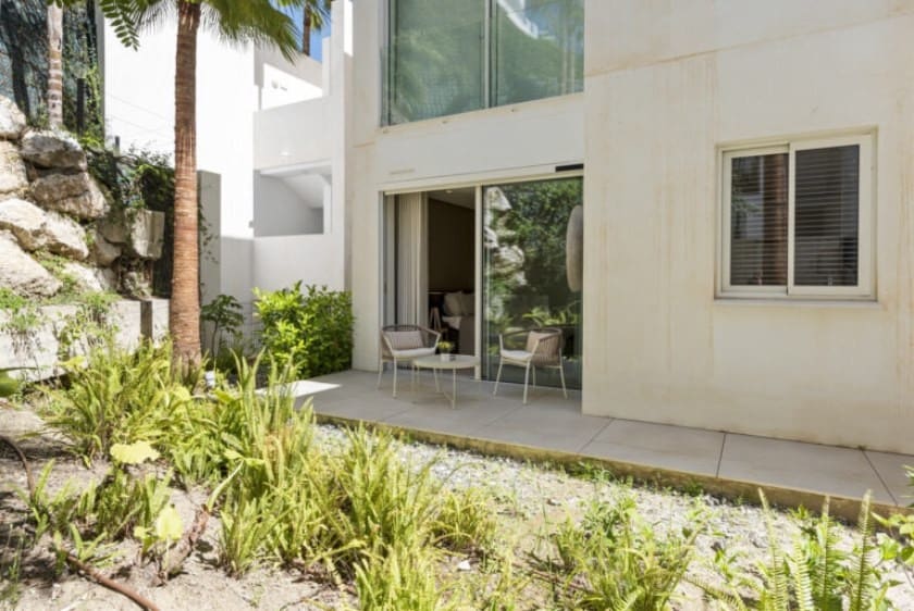 3 sypialnia Apartament na sprzedaż w Marbella z basenem garażem - 1 325 000 € (Ref: 8773293)