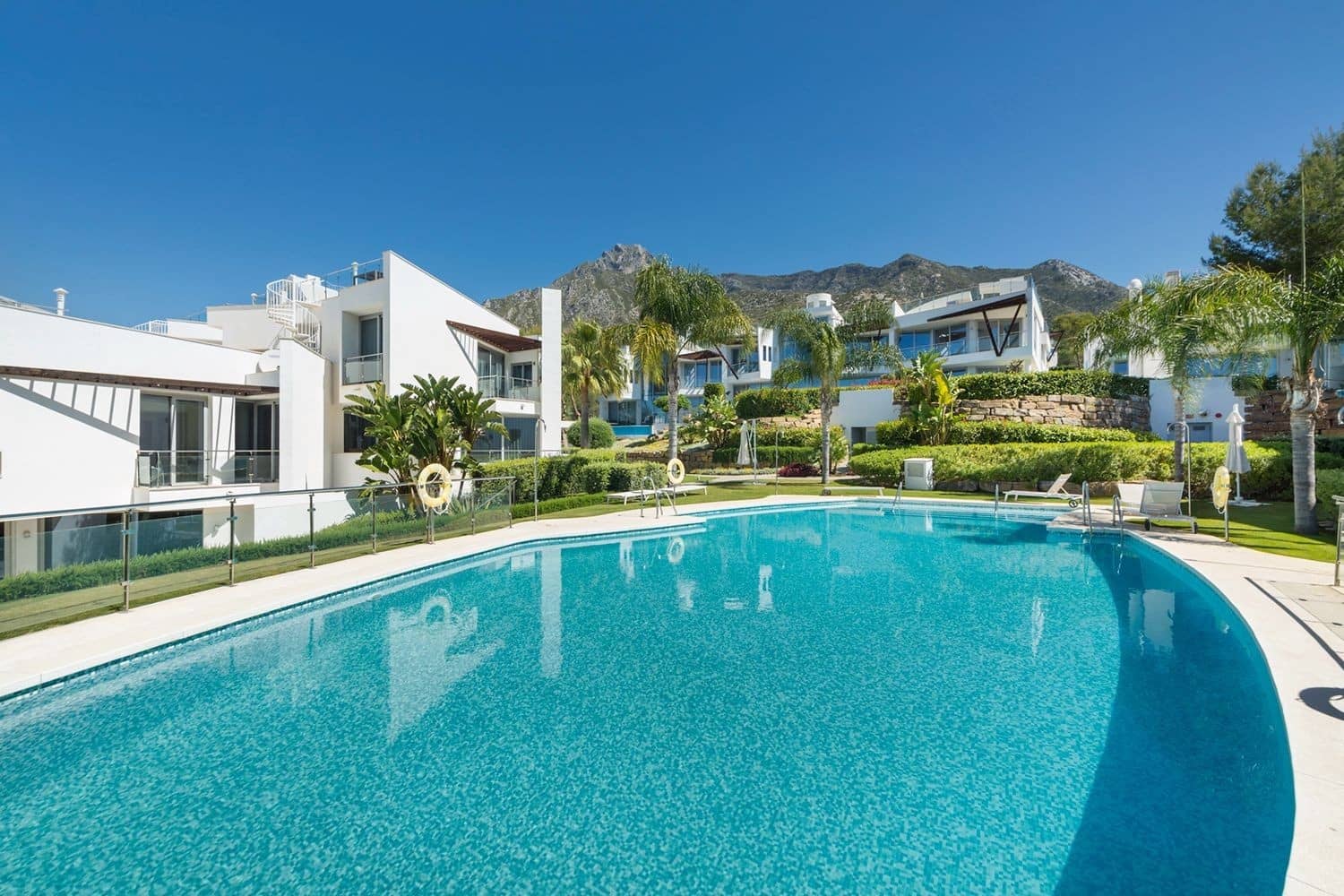 2 soverom Hus til salgs i Marbella med svømmebasseng garasje - € 1 417 500 (Ref: 8776088)