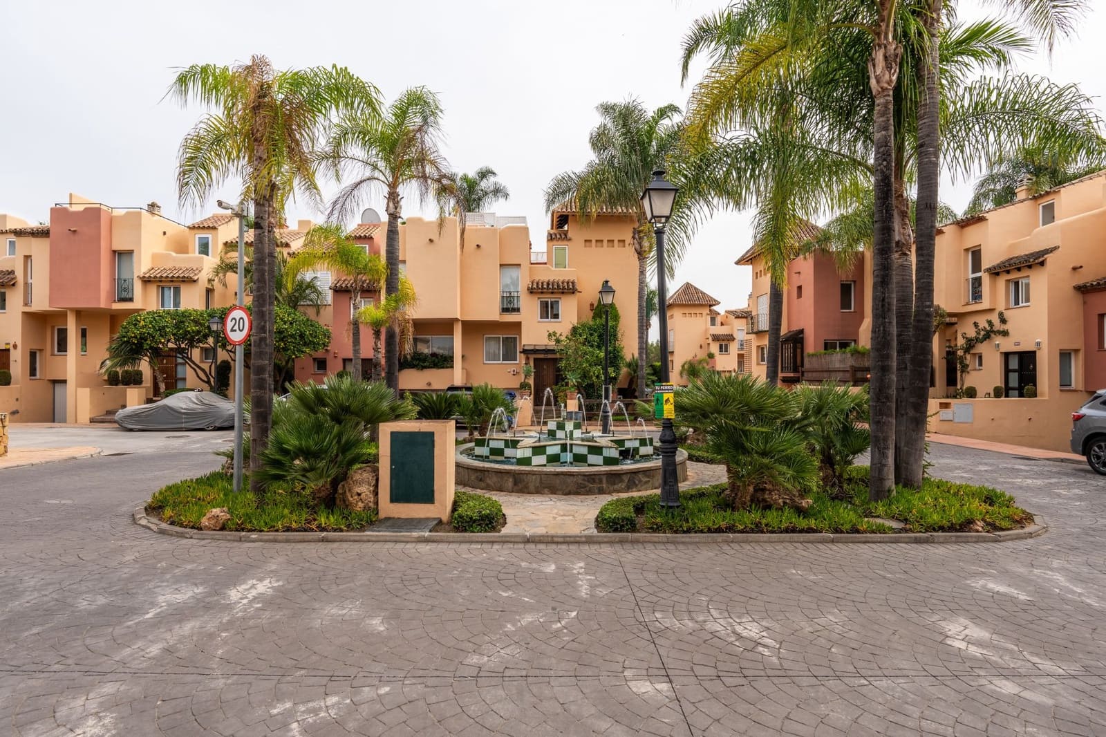 4 quarto Casa em Banda para venda em Marbella com piscina garagem - 525 000 € (Ref: 8776089)