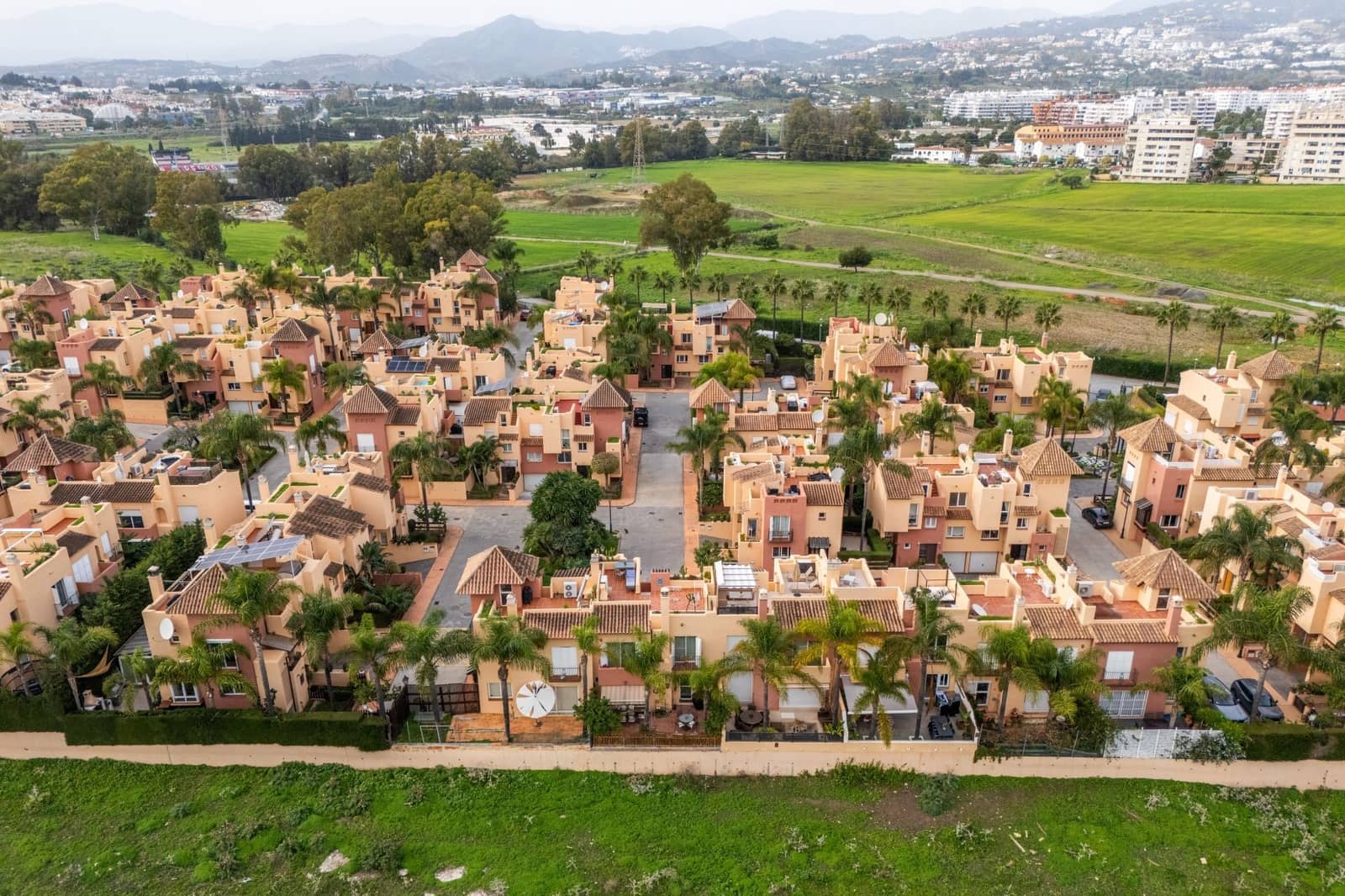 4 quarto Casa em Banda para venda em Marbella com piscina garagem - 525 000 € (Ref: 8776089)