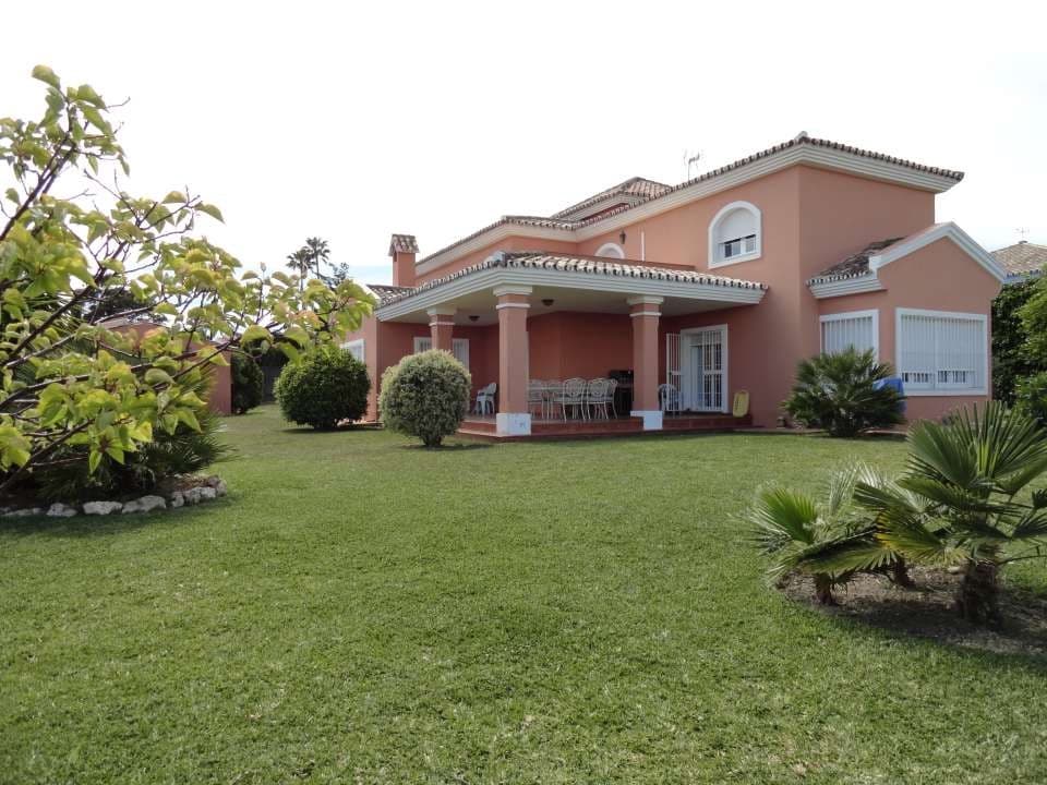 4 soveværelse Villa til salg i Estepona med swimmingpool garage - € 1.550.000 (Ref: 8776090)