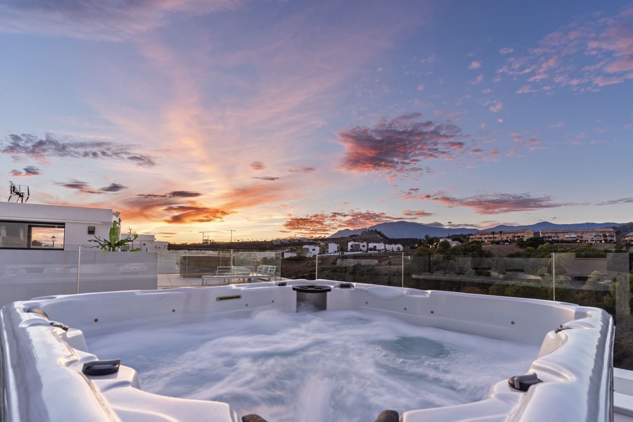 6 soveværelse Villa til salg i Estepona med swimmingpool garage - € 1.495.000 (Ref: 8789226)