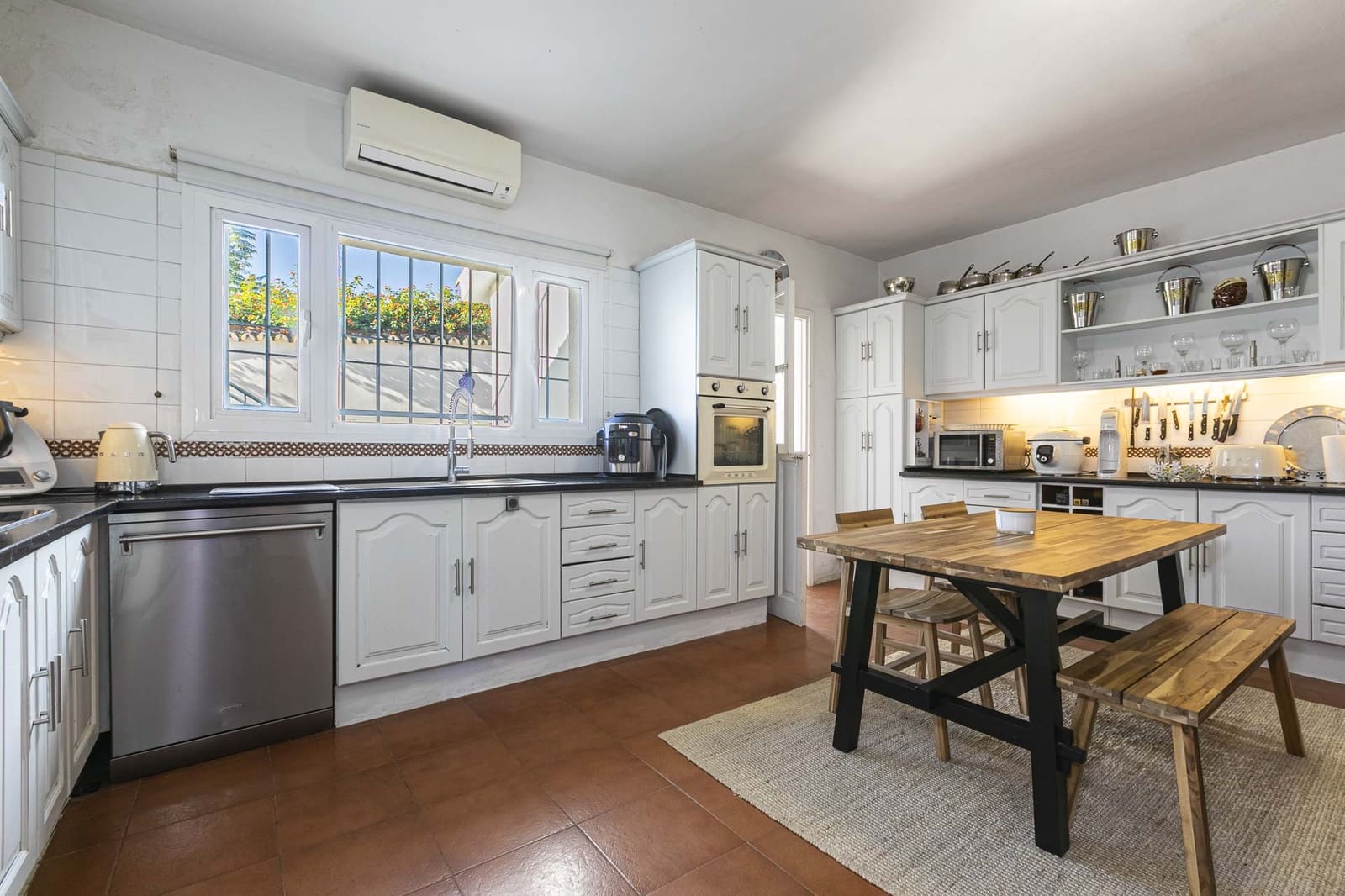 4 bedroom Villa for sale in Benahavis with pool garage - € 1,395,000 (Ref: 8879677)