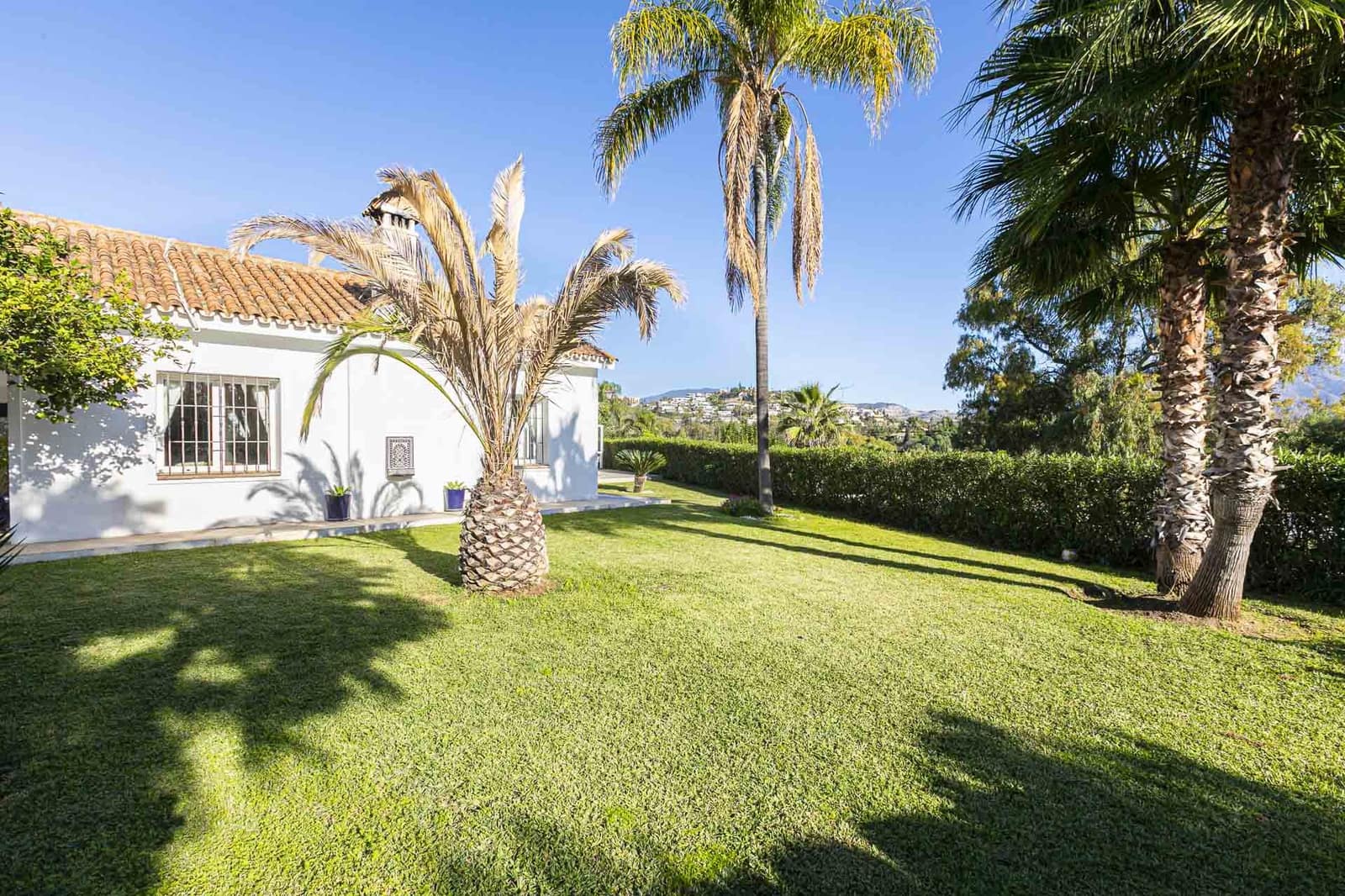 4 bedroom Villa for sale in Benahavis with pool garage - € 1,395,000 (Ref: 8879677)