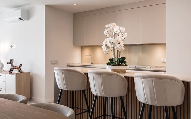 2 sypialnia Apartament na sprzedaż w Nueva Andalucía Centro, Marbella z basenem garażem - 670 000 € (Ref: 8892880)