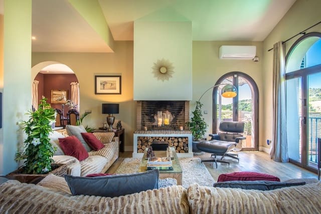 3 bedroom Villa for sale in Altos de Estepona, Estepona with pool garage - € 995,000 (Ref: 8905254)