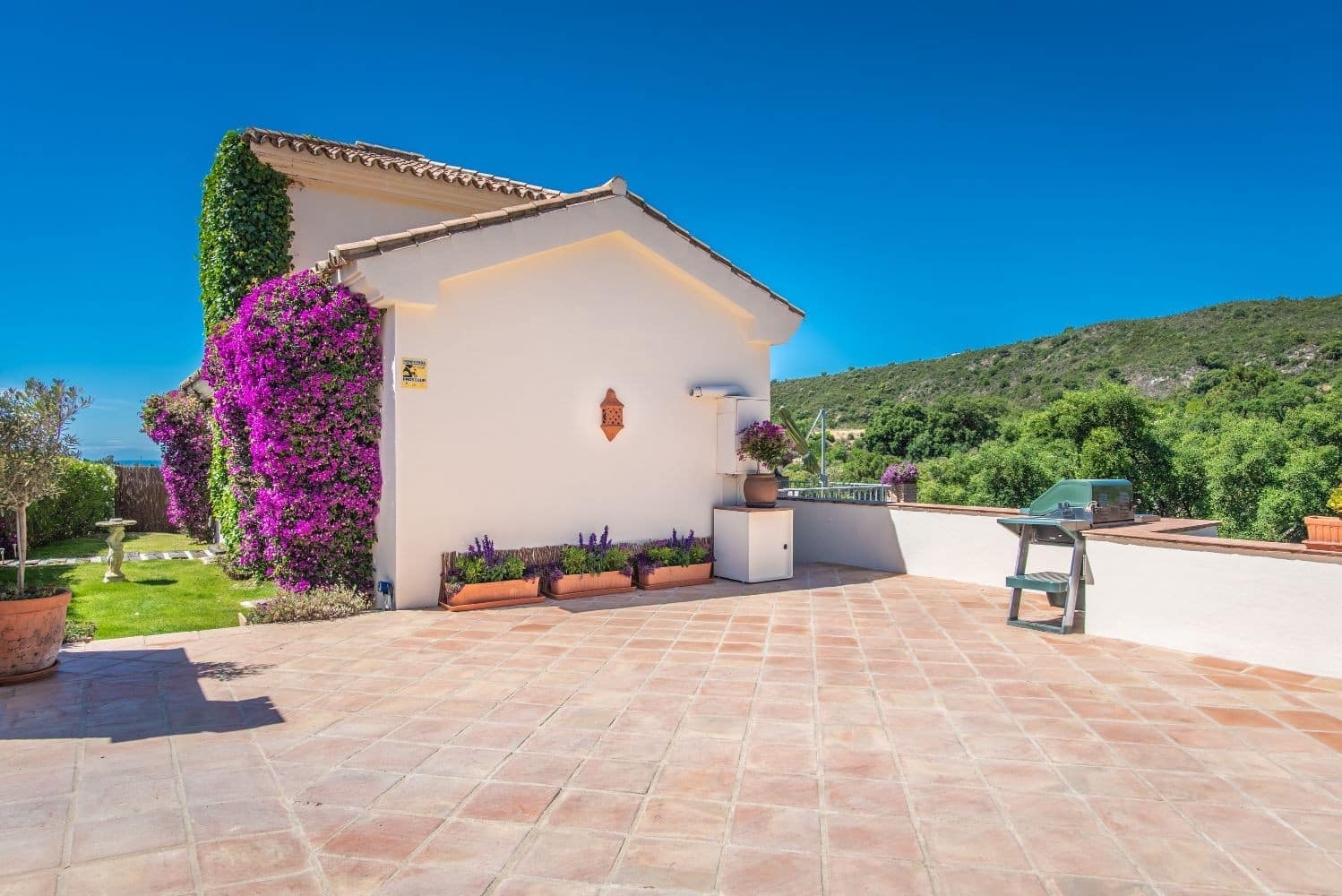 3 bedroom Villa for sale in Estepona with pool garage - € 995,000 (Ref: 8905254)