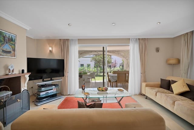 2 soverom Leilighet til salgs i El Velerín, Estepona med svømmebasseng garasje - € 649 000 (Ref: 8954345)