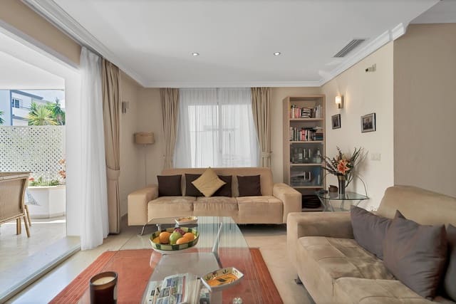 Apartamento de 2 habitaciones en El Velerín, Estepona en venta con piscina garaje - 649.000 € (Ref: 8954345)