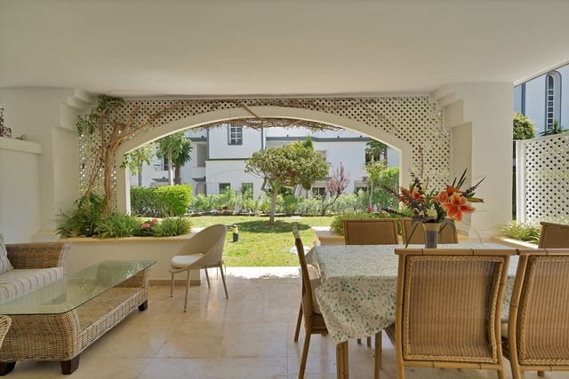 Apartamento de 2 habitaciones en El Velerín, Estepona en venta con piscina garaje - 649.000 € (Ref: 8954345)
