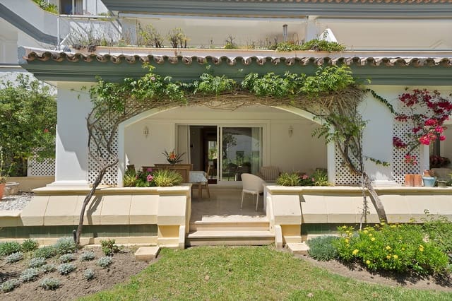 Apartamento de 2 habitaciones en El Velerín, Estepona en venta con piscina garaje - 649.000 € (Ref: 8954345)