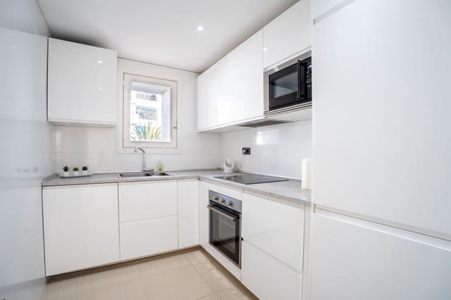 2 soveværelse Lejlighed til salg i Puerto Banus, Marbella med garage - € 595.000 (Ref: 8979130)