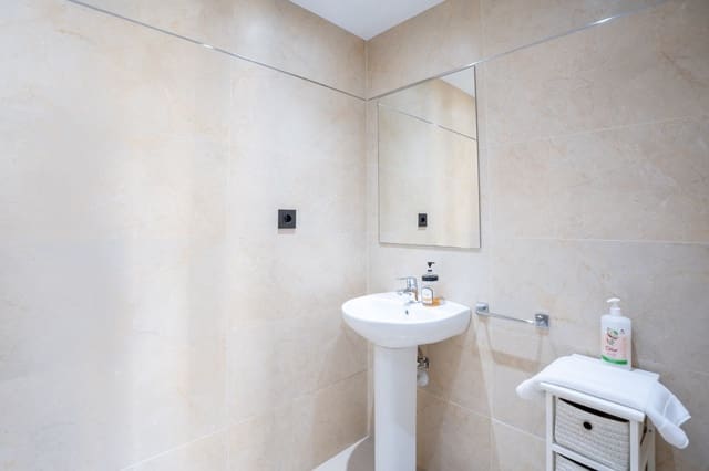 2 soveværelse Lejlighed til salg i Puerto Banus, Marbella med garage - € 595.000 (Ref: 8979130)