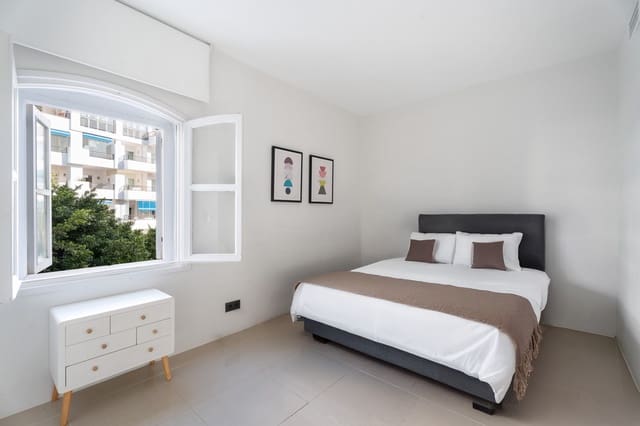 2 soveværelse Lejlighed til salg i Puerto Banus, Marbella med garage - € 595.000 (Ref: 8979130)
