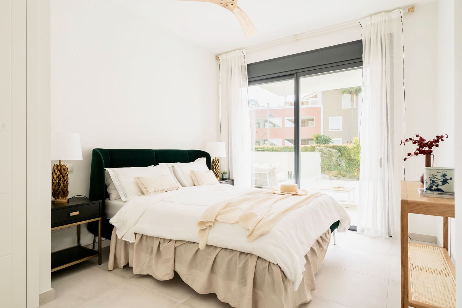 2 soverom Leilighet til salgs i El Paraiso med svømmebasseng garasje - € 570 000 (Ref: 8998442)