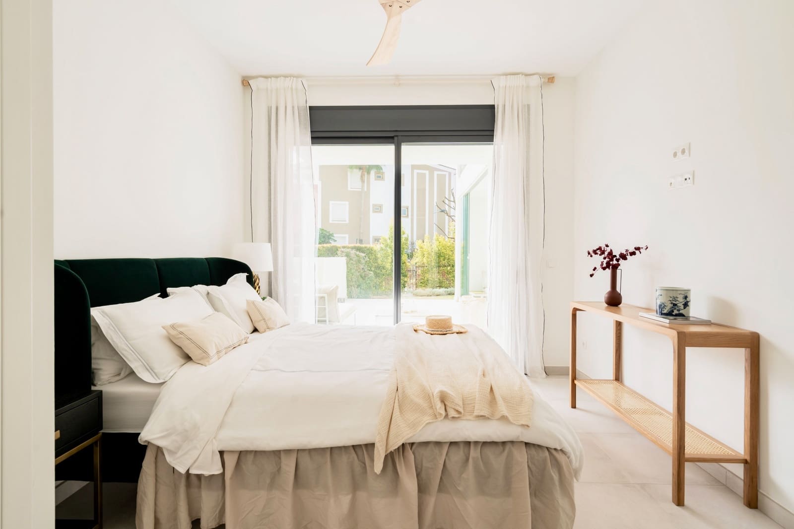 2 soverom Leilighet til salgs i El Paraiso med svømmebasseng garasje - € 570 000 (Ref: 8998442)