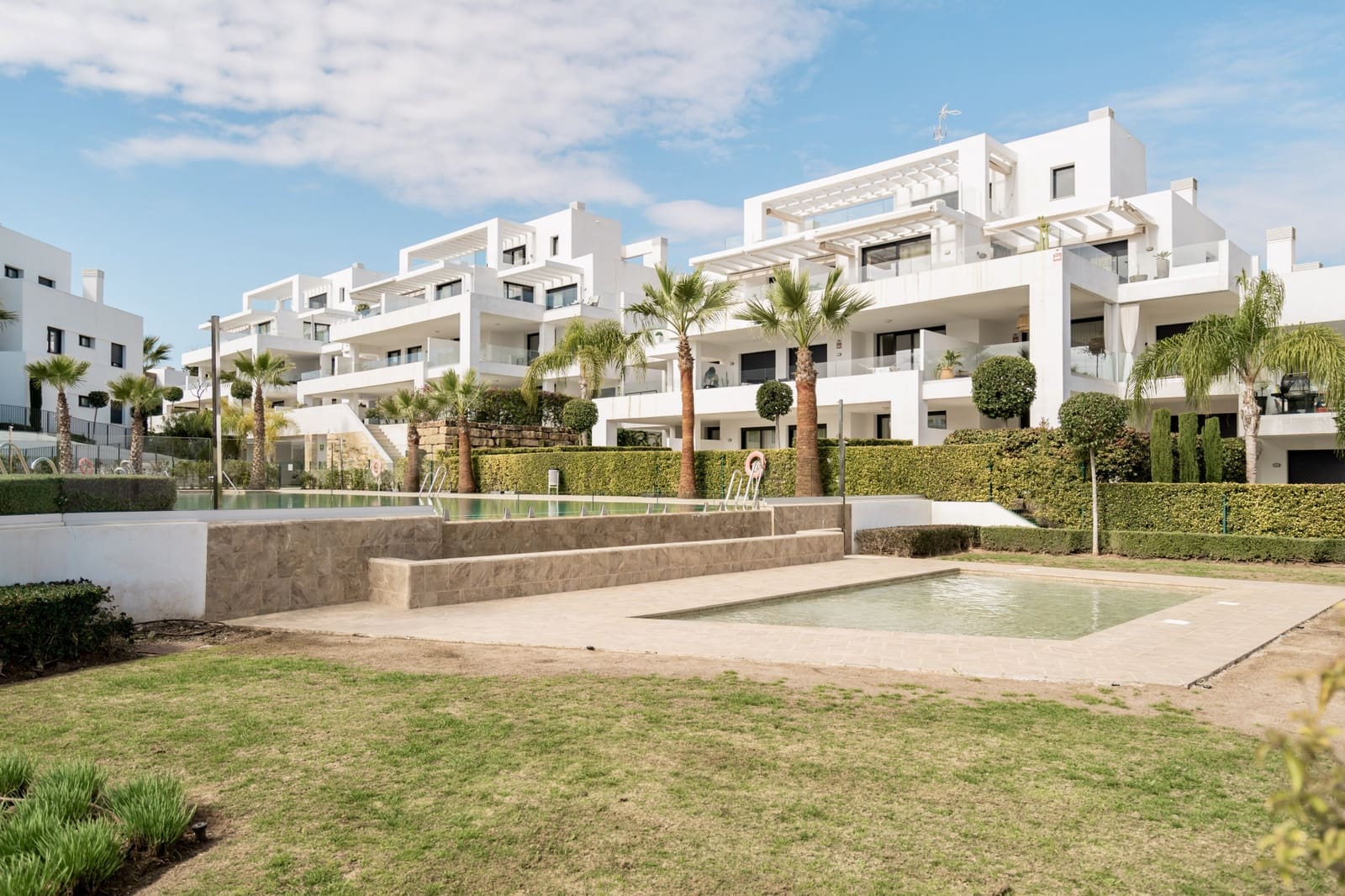 2 soverom Leilighet til salgs i El Paraiso med svømmebasseng garasje - € 570 000 (Ref: 8998442)
