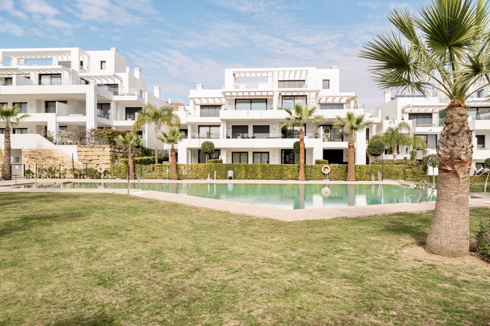 2 soverom Leilighet til salgs i El Paraiso med svømmebasseng garasje - € 570 000 (Ref: 8998442)