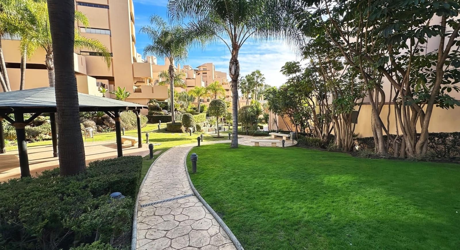 2 bedroom Apartment for sale in Estepona with pool garage - € 630,000 (Ref: 9065173)