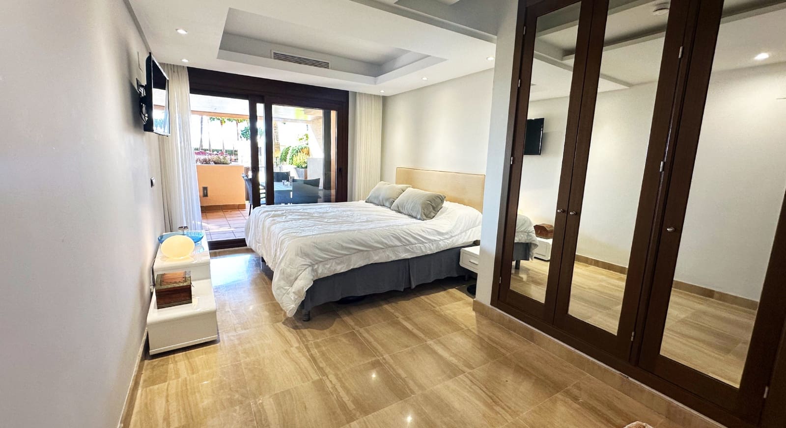 2 Zimmer Apartment zu verkaufen in Estepona mit Pool Garage - 630.000 € (Ref: 9065173)