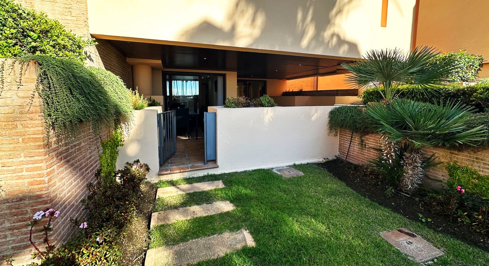 2 Zimmer Apartment zu verkaufen in Estepona mit Pool Garage - 630.000 € (Ref: 9065173)