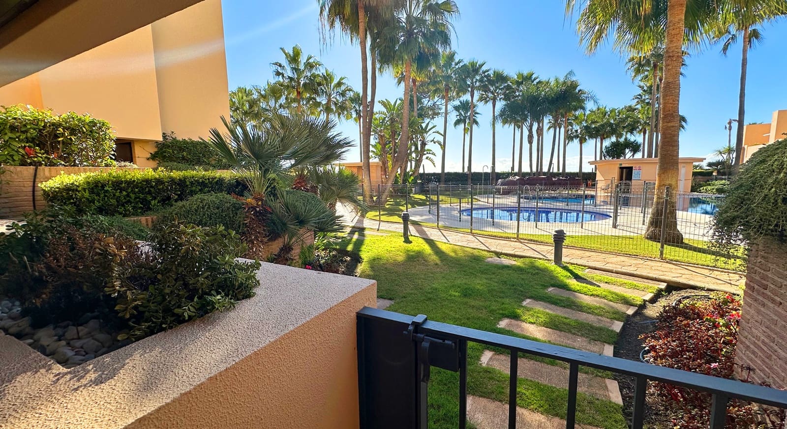 2 Zimmer Apartment zu verkaufen in Estepona mit Pool Garage - 630.000 € (Ref: 9065173)