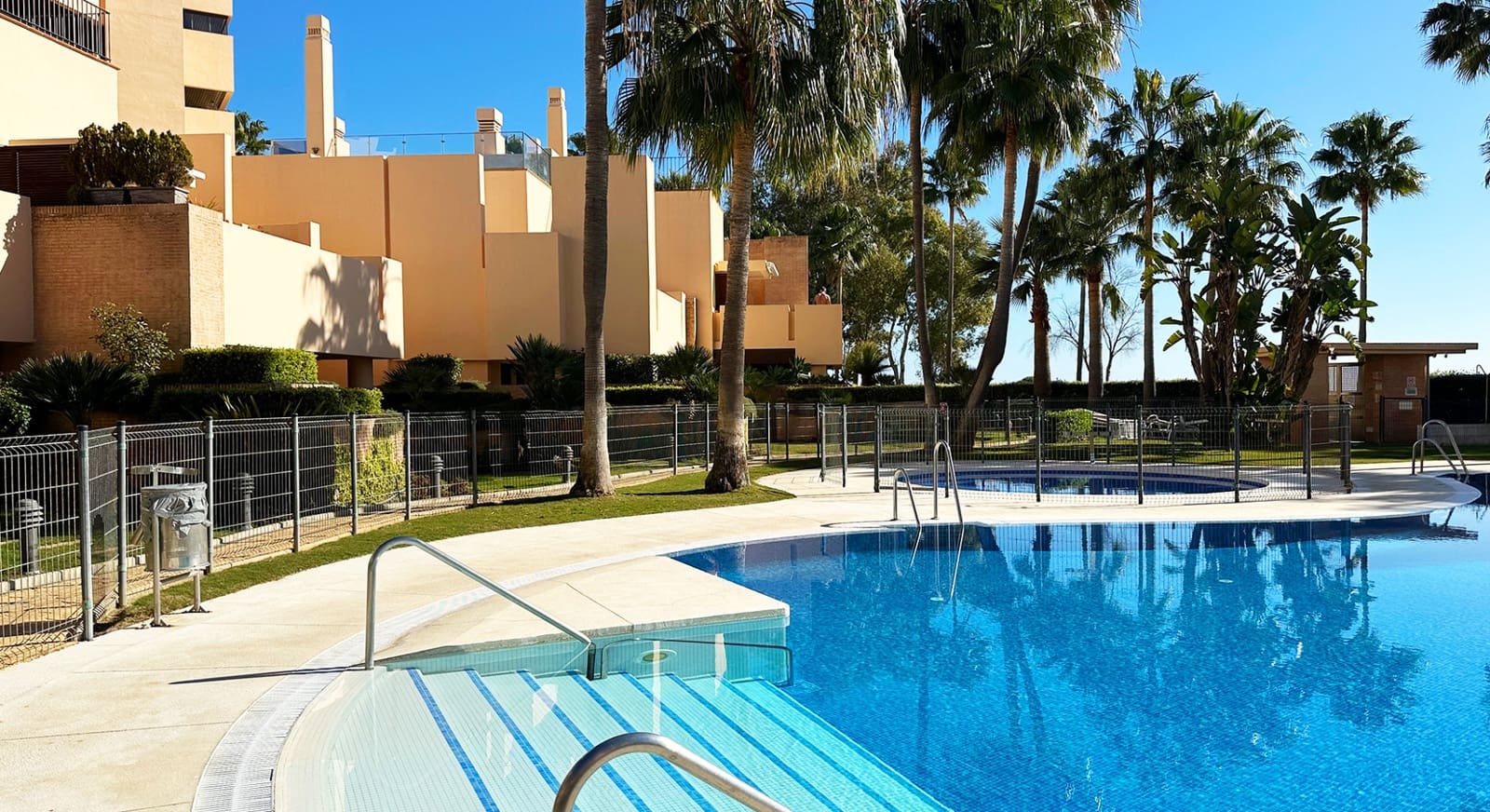 2 Zimmer Apartment zu verkaufen in Estepona mit Pool Garage - 630.000 € (Ref: 9065173)