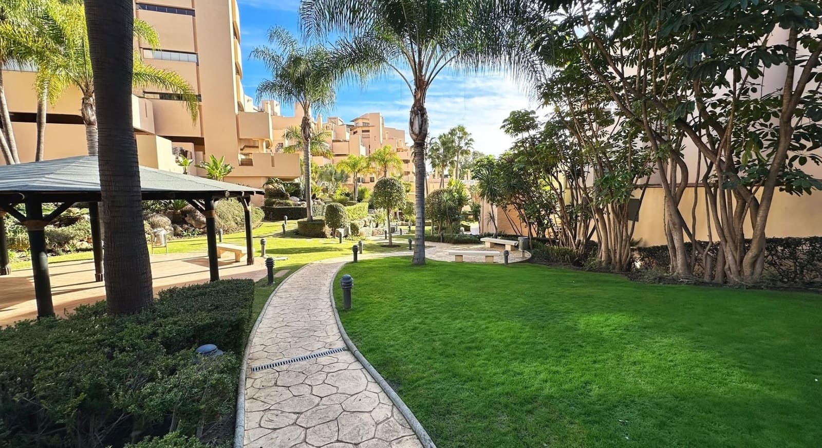 2 Zimmer Apartment zu verkaufen in Estepona mit Pool Garage - 630.000 € (Ref: 9065173)